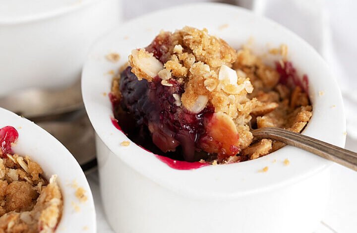 apple and blackcurrant crumble